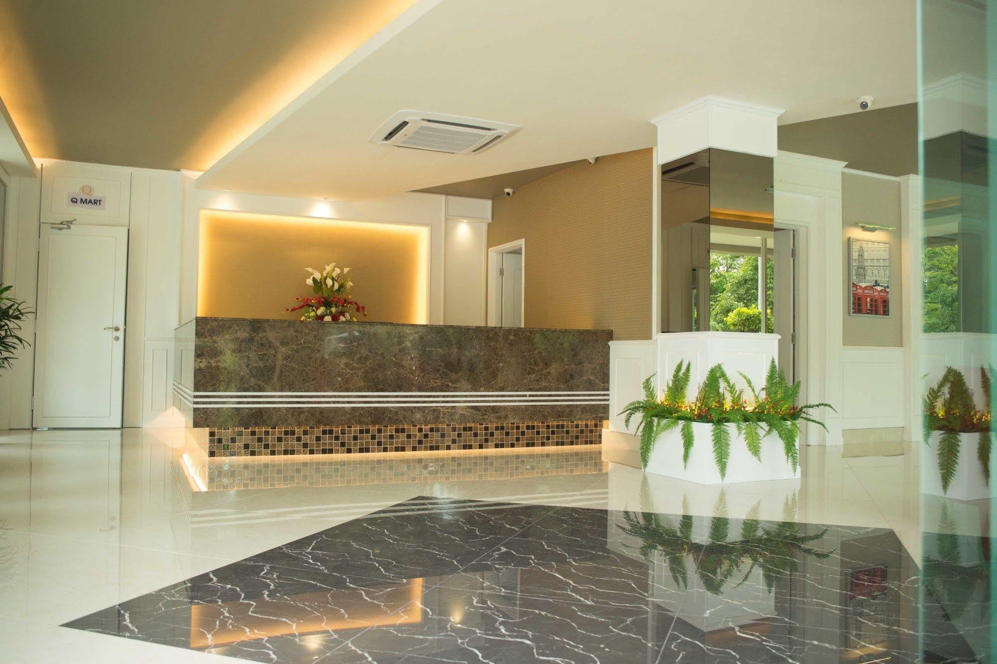 Qlassic Hotel Sepang Exterior photo